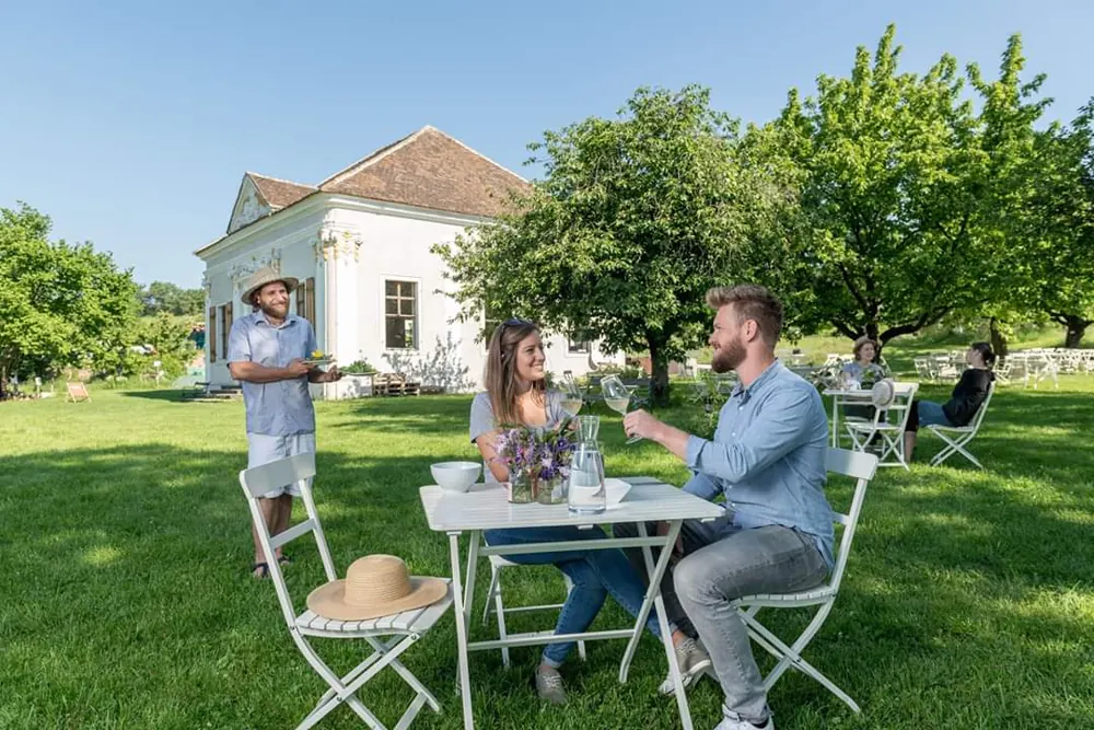 Gruppe an einem Gartentisch
