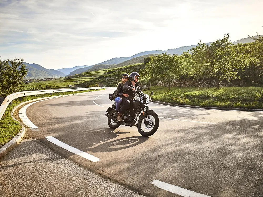 Motorrad in einer Kurve in den Weinbergen
